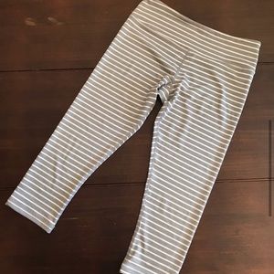SCORPIO SOL Grey/White Striped Cropped Workout Leggings Size Small